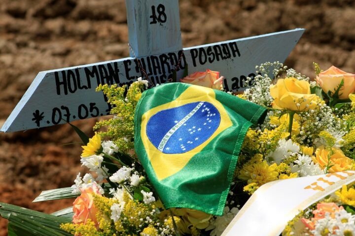 Foto de 22 de janeiro de 2021, de túmulo de uma vítima da Covid-19 no cemitério Nossa Senhora Aparec