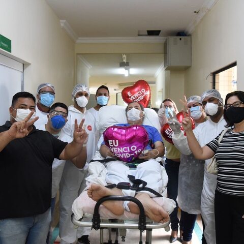 Gilberto Mello recebeu homenagem na saída do hospital — Foto: Facebook/Reprodução