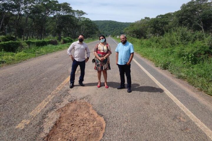 Deputado Claudinei com secretário de Agricultura e vereadora na MT-040