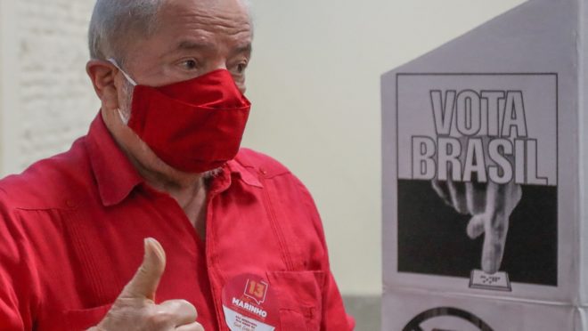 Pesquisa mostra ex-presidente Lula na frente da corrida presidencial em 2022.| Foto: Ricardo Stucker
