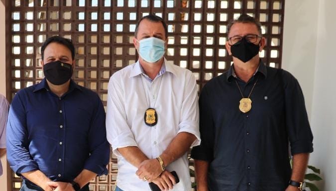 Deputado Claudinei com o coordenador Gaspar Reis e o gerente de Polícia Comunitária da PJC Amilton
