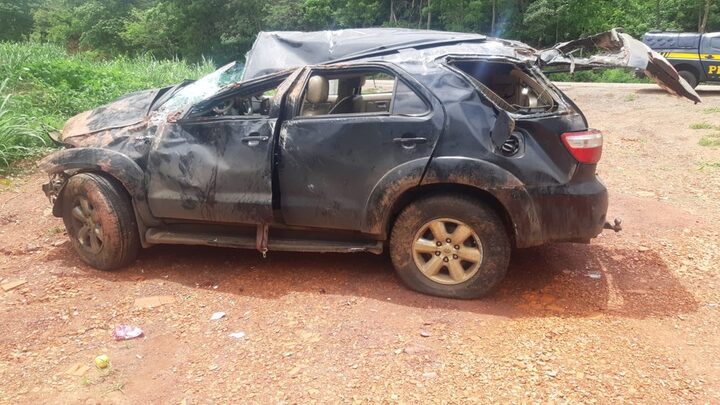 Veículo com ocupantes da mesma família capotou e saiu da pista na Serra da Petrovina (MT) — Foto: Re