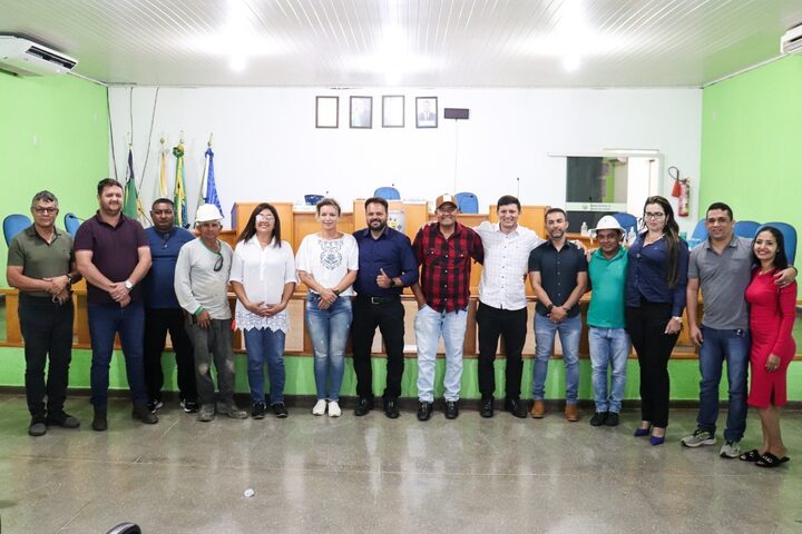 Deputado Claudinei com os vereadores de Peixoto de Azevedo