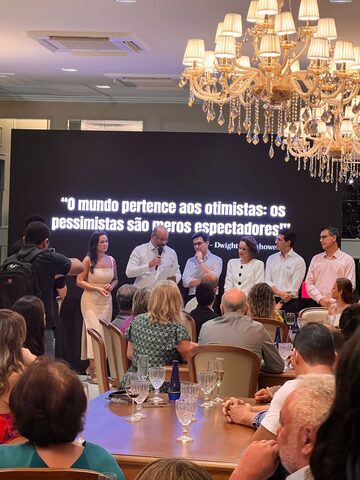 Diretores da TMI e da FINC, durante fala aos compradores na solenidade
