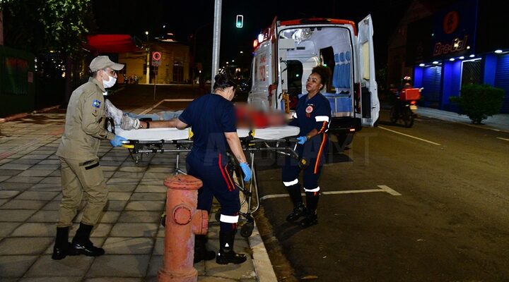 Imagem: Vitima recebendo os primeiros atendimentos da equipe medica do Samu Homem com tornozeleira é