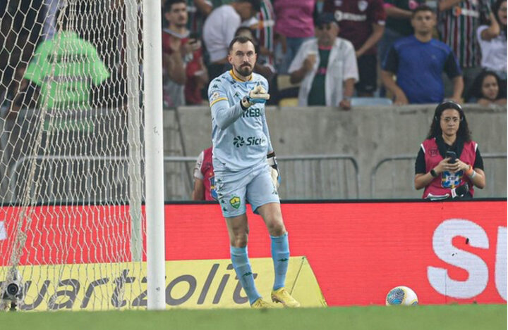 Walter fez sua última partida pelo Cuiabá em duelo contra o Fluminense — Foto: AssCom Dourado