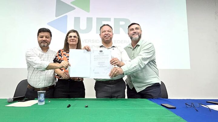 Vereador Dr. José Felipe, reitora Analy Polizel, prefeito Cláudio Ferreira e o presidente da Câmara,