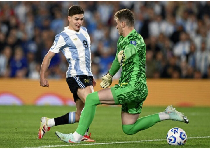 Gol de Julián Álvarez em Argentina x Brasil — Foto: Luis ROBAYO / AFP