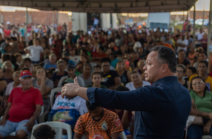 Cláudio Ferreira fala diante das comunidades da região do Alfredo de Castro | Foto - Ednilson Aguiar