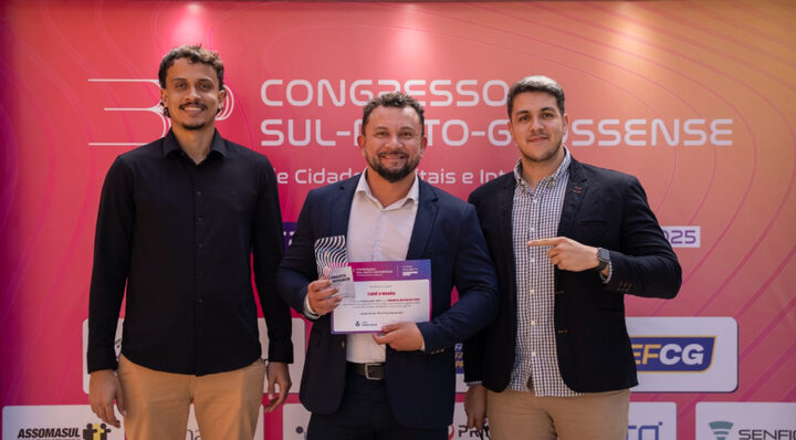 Misael Gonçalves, Rafael Michiles e Lucas Barbosa receberam o prêmio representando o prefeito Cláudi