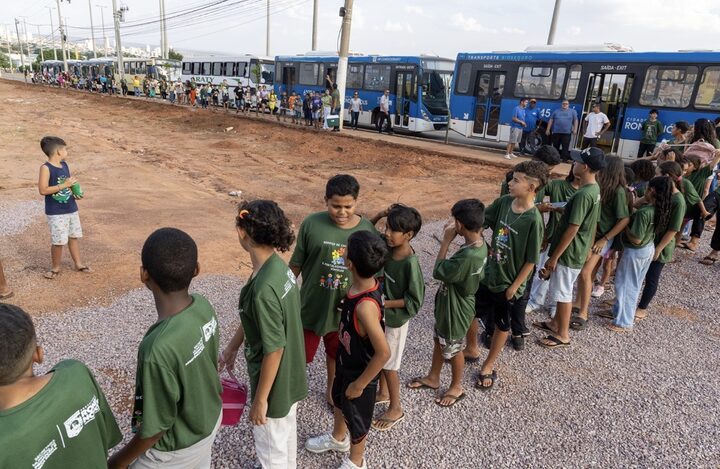 Prefeitura usou sete ônibus para levar as crianças ao circo | Foto – Ednilson Aguiar