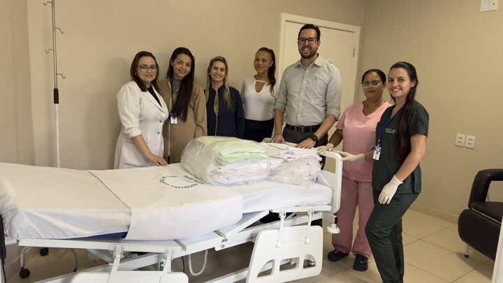  O secretário Mykaell Vitorino, junto com profissionais da Saúde, conferem o novo enxoval