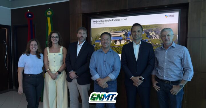 Prefeito Cláudio Ferreira, em seu gabinete, junto a empresários locais e a representantes da COFCO n