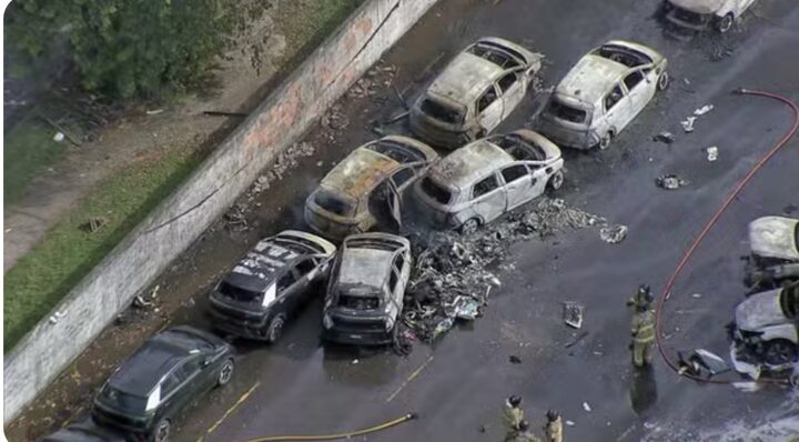 Outro helicóptero explodiu e incinerou carros — Foto: Reprodução/TV Globo